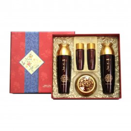 Bergamo Набор Yezihu Red Ginseng тонер 150мл + эмульсия 50мл + крем для лица 50г + два пробника 30мл